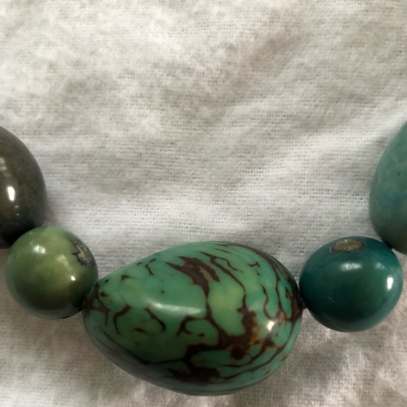 Gorgeous green substantial beaded necklace - Picture 2 of 7